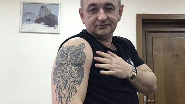 Главный военный прокурор Украины Анатолий Матиос и его сова.