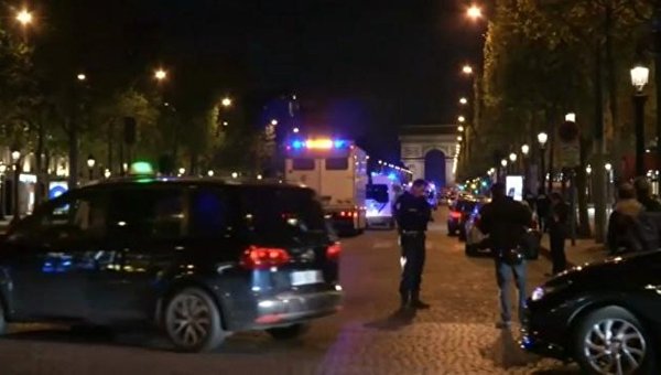 На месте стрельбы в центре Парижа 20 апреля 2017