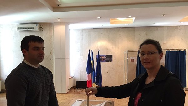 Посол Франции в Украине Изабель Дюмон голосует на выборах президента