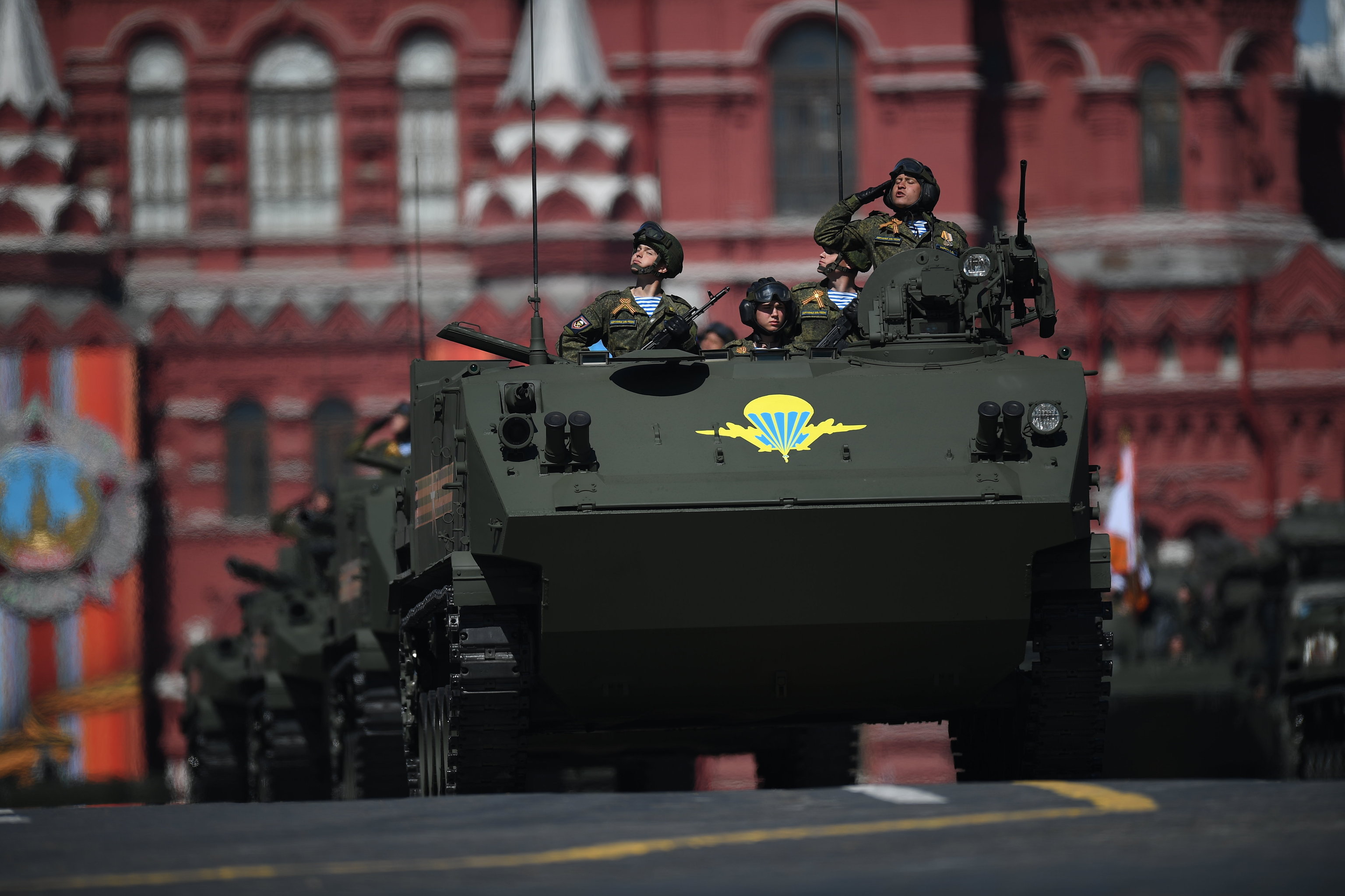 Морпехи, танки, вертолеты: в Москве прошла генеральная репетиция парада