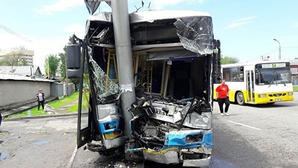 Внедорожник столкнулся с автобусом в Алматы: 17 пострадавших