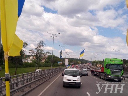 Автомобильная колонна поехала из Киева в имение Порошенко