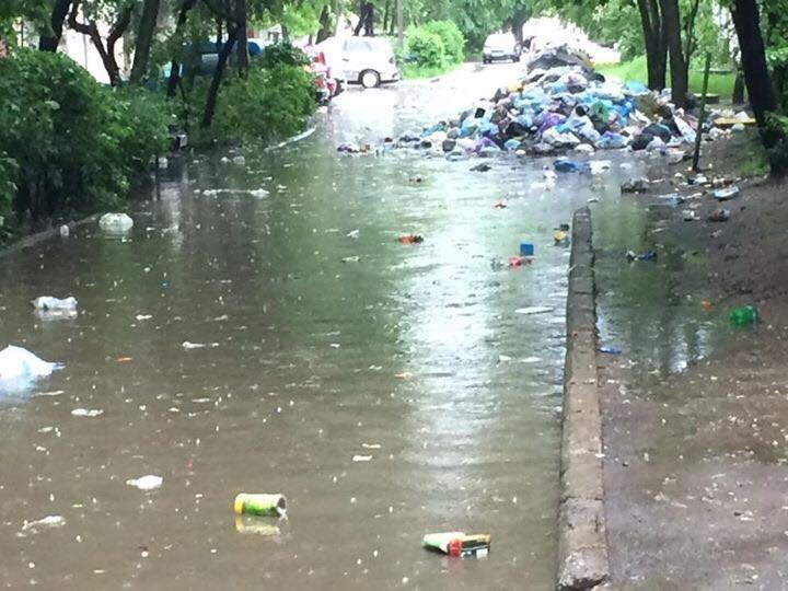 Мощный ливень во Львове превратил улицы в реки мусора