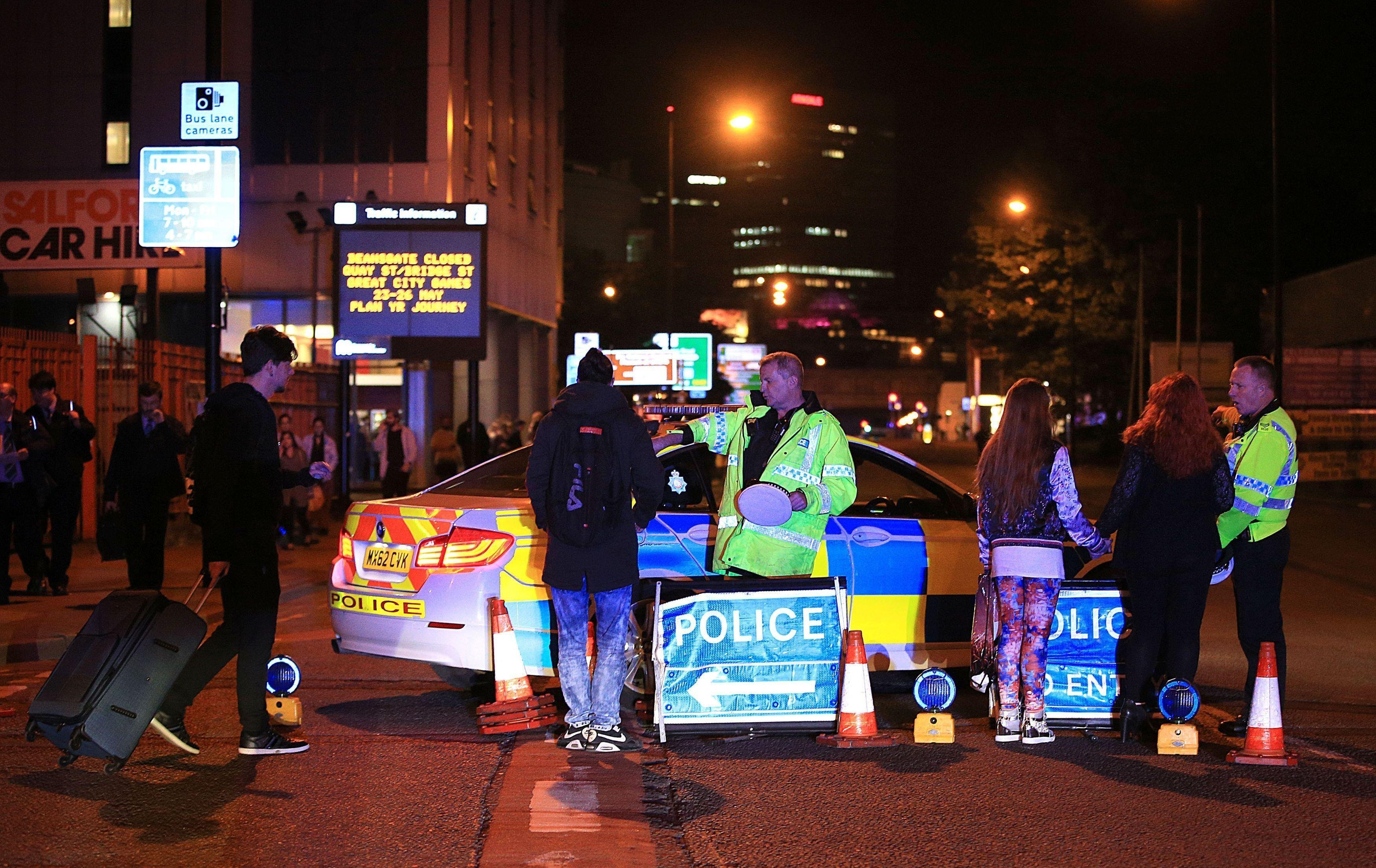 В результате взрывов в Манчестере погибли не менее 20 человек - СМИ