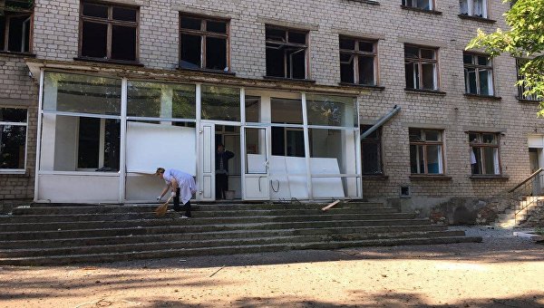 Ведется эвакуация клиники, полыхает школа — Боевики обстреляли Красногоровку