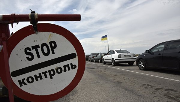 Автомобили на пункте пропуска Джанкой на границе Крыма и Украины.