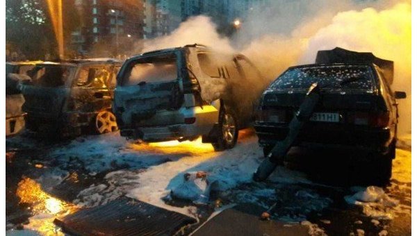 В Киеве на автостоянке сгорели дотла три автомобиля