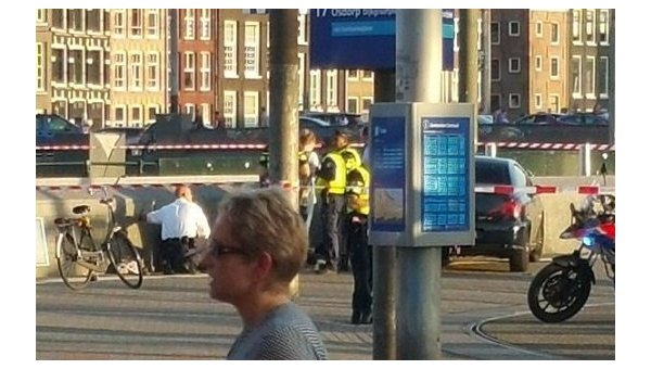 Автомобиль сбил пешеходов у центрального вокзала Амстердама