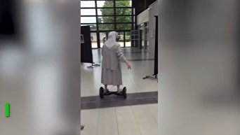 Во Франции монахиня приехала голосовать на гироскутере
