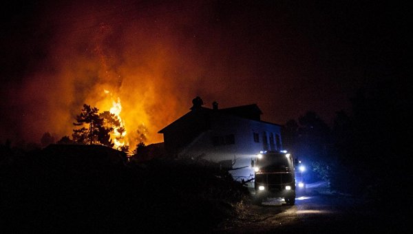 Люди в машинах сгорают живьем — трагедия в Португалии