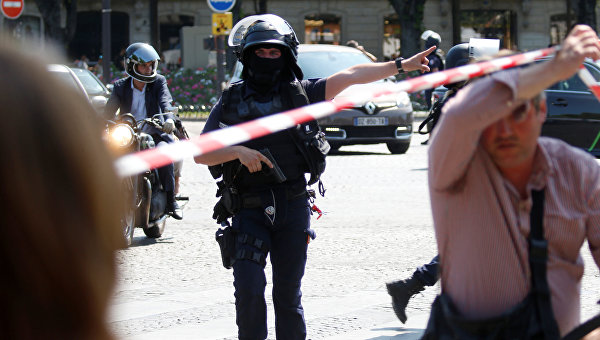 Полиция проводит операцию в районе Елисейских полей в Париже
