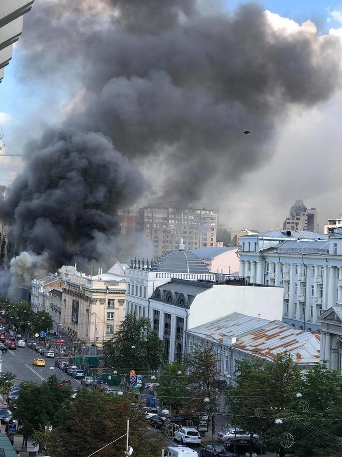 Над центром Киева поднимается столб черного дыма