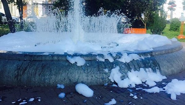В Киеве неизвестные залили фонтан шампунем на Контрактовой площади
