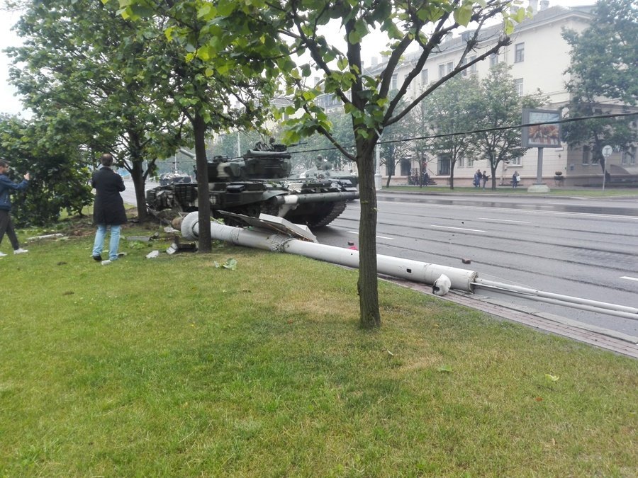 Танк врезался в столб на репетиции парада в Минске