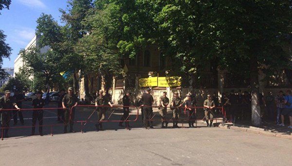 В Киеве произошли столкновения между полицией и вкладчиками банка Михайловский