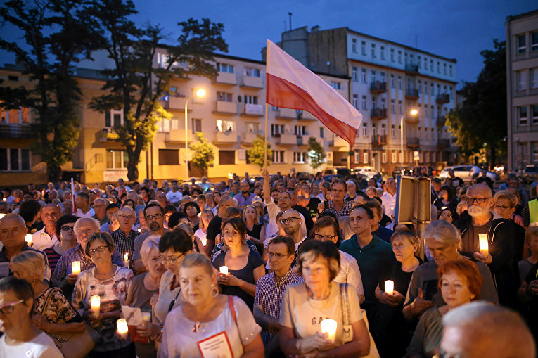 Митинг против закона о Верховном суде в Польше