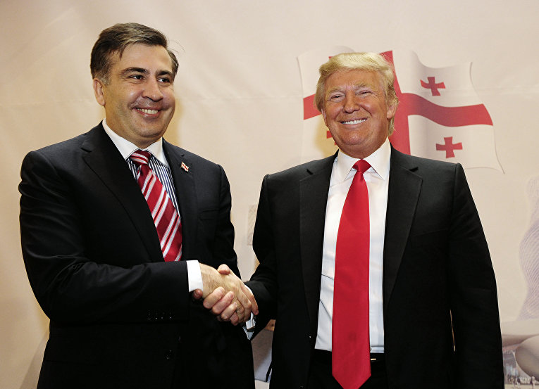 Бесстрашный Саакашвили демонстрирует Порошенко свои фото с мировой элитой