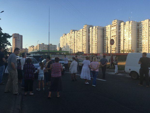 Около сотни человек перекрыли улицу Ревуцкого в Киеве из-за возведения АЗС