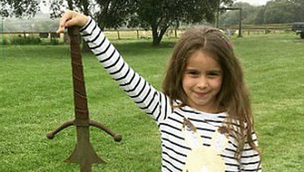 Новая королева: семилетняя девочка отыскала в озере легендарный Экскалибур