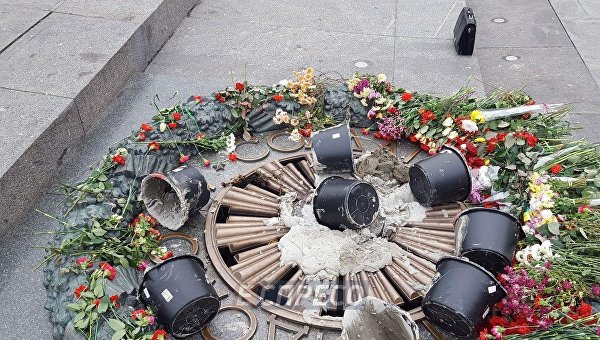Неприемлемым кощунством назвал Лавров заливку цементом бессрочного огня в Киеве