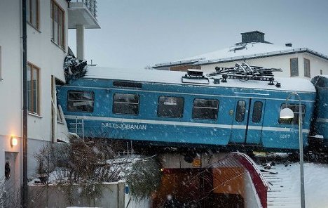 Пассажирский поезд врезался в здание жилого дома в пригороде Стокгольма