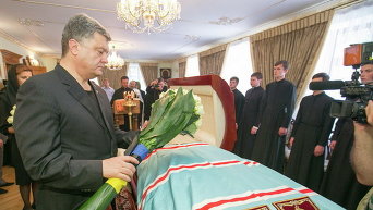 Порошенко возложил цветы к гробу митрополита УПЦ