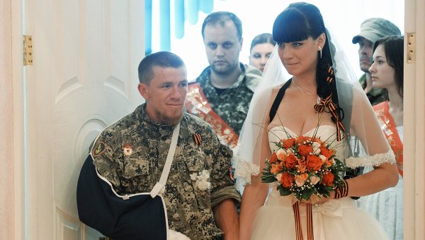 Ополченцам выдали первое свидетельство о браке на бланке "ДНР"