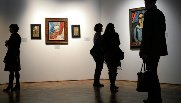 Посетители у картин Пабло Пикассо. Архивное фото