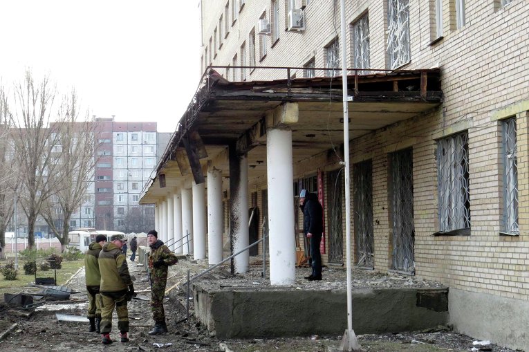 В Донецке снаряд упал на гостиницу с офицерами украинско-российской группы