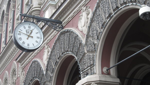 Часы на здании Национального банка Украины. Архивное фото