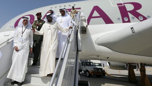 Генеральный директор Qatar Airways Акбар Аль Бакер (слева) и премьер-министр, вице-президент ОАЭ, правитель эмирата Дубай Мохаммед ибн Рашид аль-Мактум на международной авиационно-космической выставке Dubai Airshow-2015