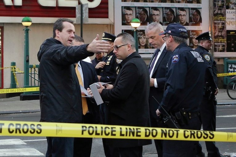 Полицейский Нью-Йорка на месте стрельбы в Манхэттене