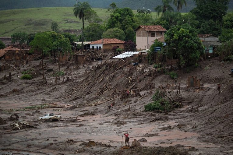 Бразилия  последствия прорыва дамбы, работа спасателей