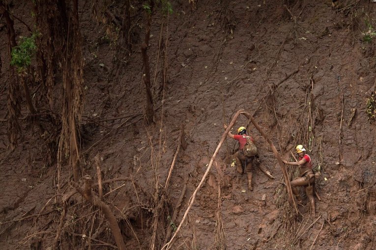 Бразилия  последствия прорыва дамбы, работа спасателей