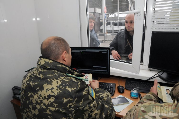 Проверка документов на КПП Гоптовка на границе с Россией