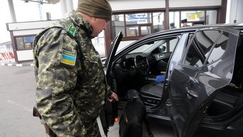 Досмотр машины на КПП Гоптовка на границе с Россией