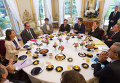 Президент Франции Франсуа Олланд с членами кабинета министров обсуждают экологические проблемы страны