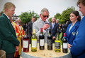 Британский принц Чарльз на дегустации вина в ходе шестидневного визита в Австралию
