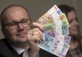 Заместитель председателя правления Национального банка Белоруссии Дмитрий Лапко показывает новые банкноты