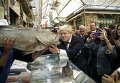 Мэр Лондона Борис Джонсон выбирает рыбу на рынке Иерусалима