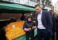 Мэр Киева Виатлий Кличко на Жытнем рынке столицы