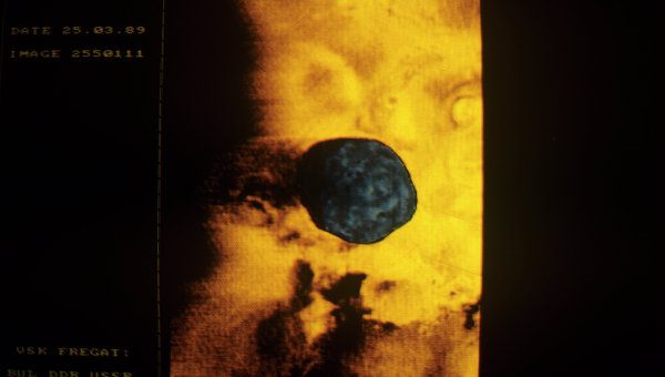 Изображение Фобоса на фоне Марса
