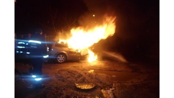 Спасатели на месте пожара в Ровно, где загорелись автомобили