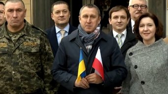 Украинские дипломаты спели гимн Польши под бандуру