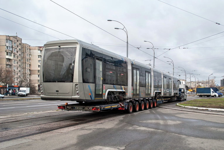 Новый трамвай Электрон провезли по улицам Киева