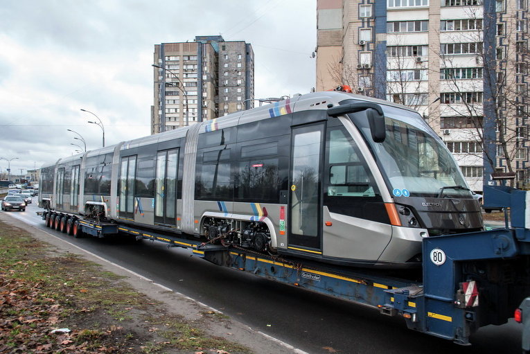 Новый трамвай Электрон провезли по улицам Киева