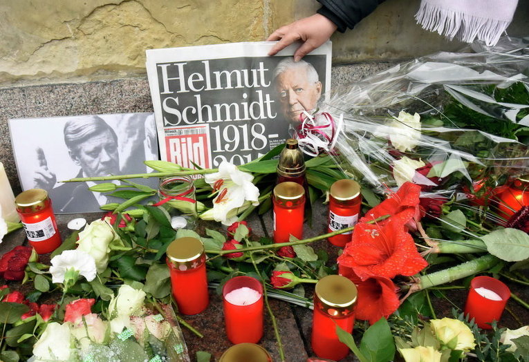 Цветы в память о канцлере Гельмуте Шмидте перед ратушей в Гамбурге, Германия