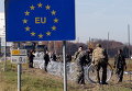 Словенские солдаты делают барьеры на границе в селе Гибина, Словения