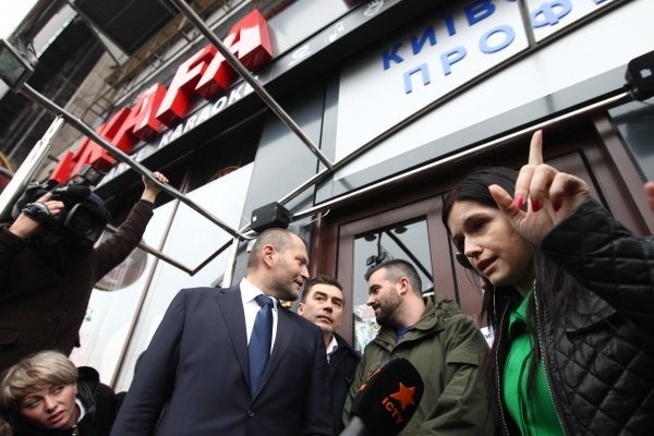 Депутаты Рады пикетируют ресторан L'Kafa на улице Крещатик в Киеве