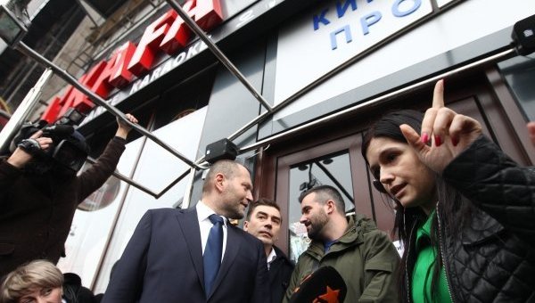 Депутаты Рады пикетируют ресторан L'Kafa на улице Крещатик в Киеве